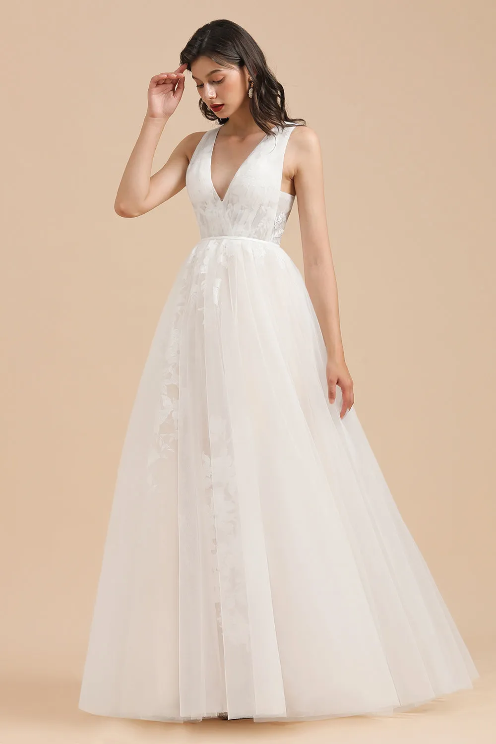 V-Neck Tulle Lace Appliques Simple Wedding Dress Garden Wedding Gowns Floor Length